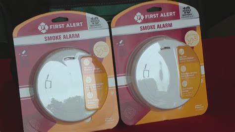 Foundation partners with Chicago food pantries to hand out smoke alarms
